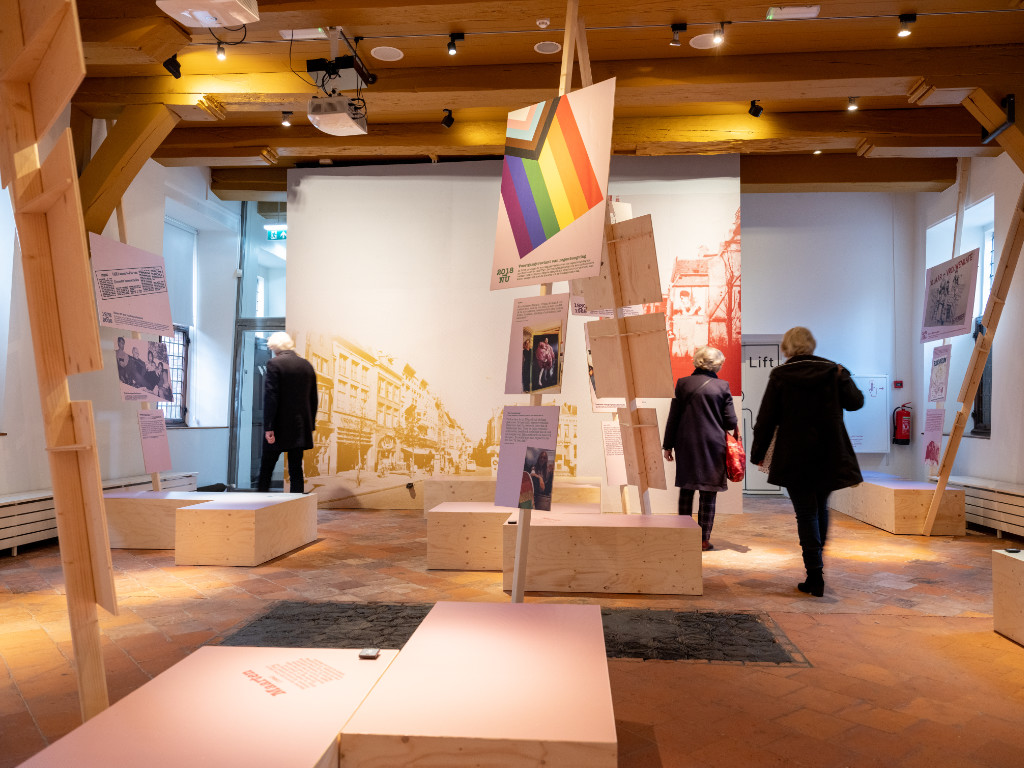 Zaaloverzicht in Museum de Waag met de tentoonstelling Face it.