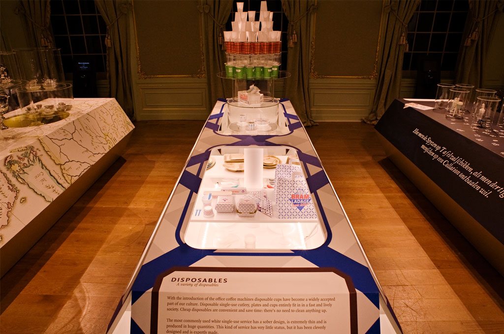 Een zaal in de tentoonstelling Mes & Vork, Tafelen van chic tot friet