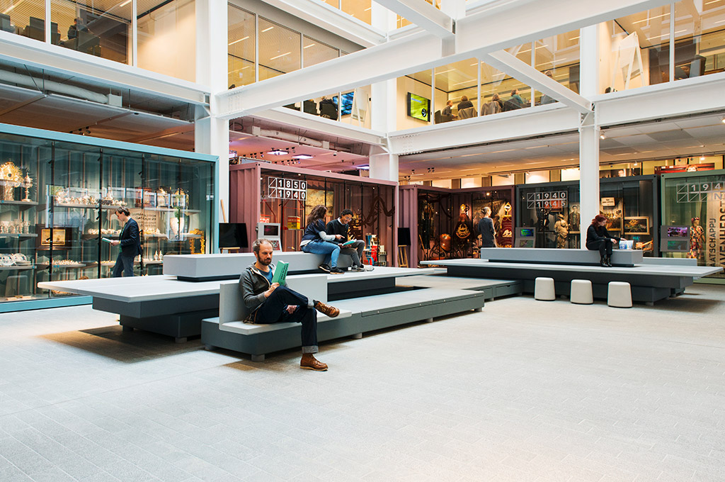 Geschiedenis van de stad, het pleinmeubel in gebruik .