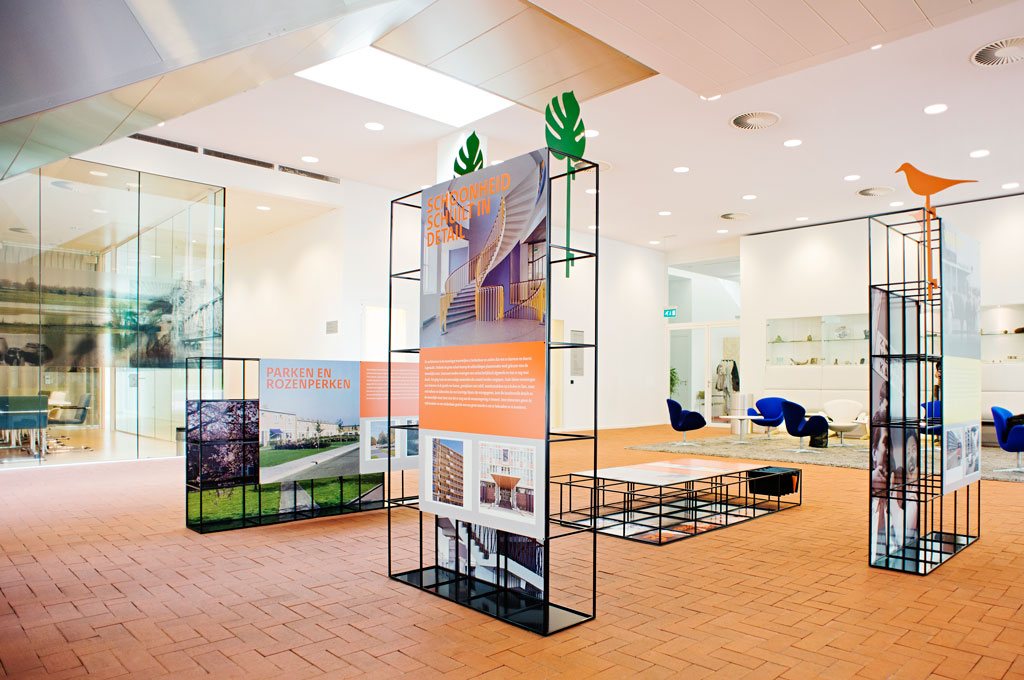 Overzicht van de tentoonstelling Wederopbouw een kansrijke erfenis in de hal van het RCE