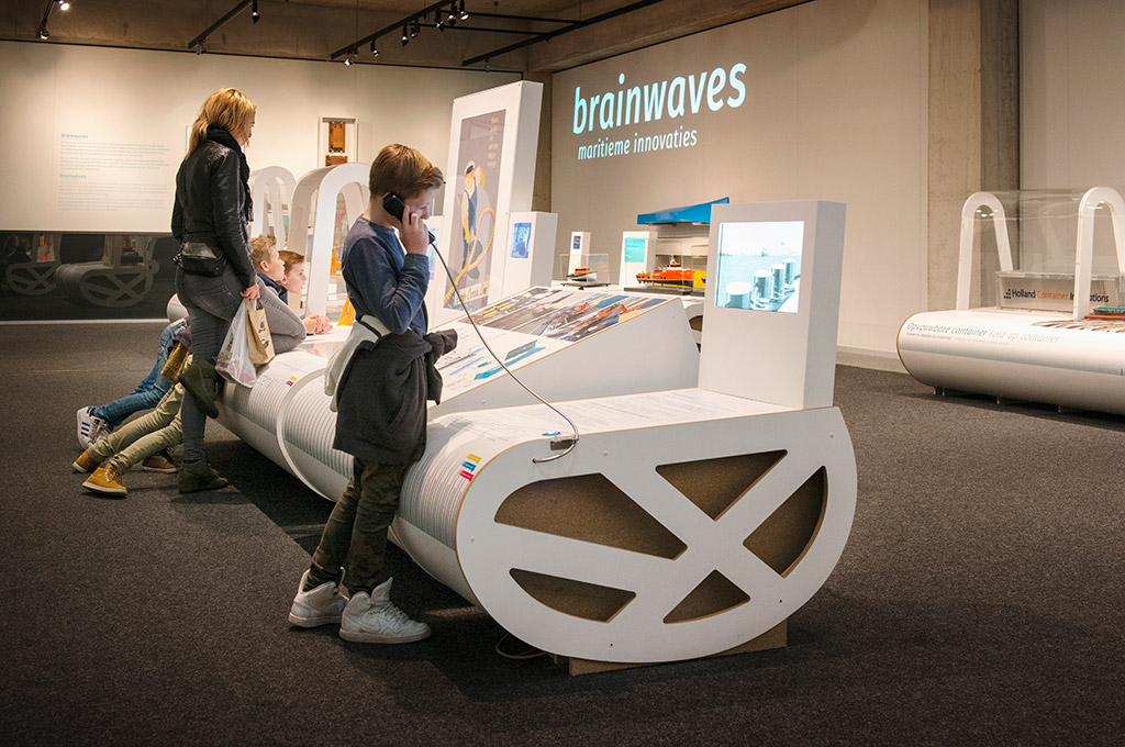 Overzicht met publiek van het tentoonstellingsontwerp Brainwaves