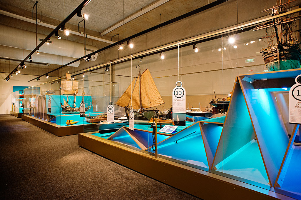 Overzichtsbeeld van de tentoonstelling Topmodellen in het Maritiem Museum Rotterdam