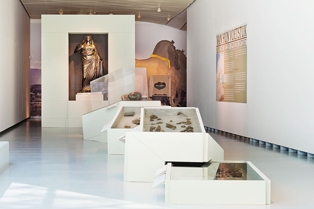 Van hun voetstuk, Romeinse beelden opnieuw ontdekt, entree tentoonstelling.