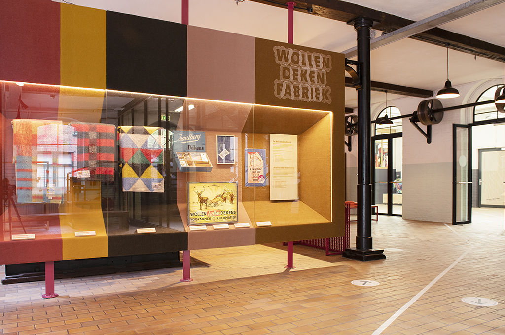 Etalage tentoonstellingsontwerp Wollendekenfabriek in het TextielMuseum Tilburg.